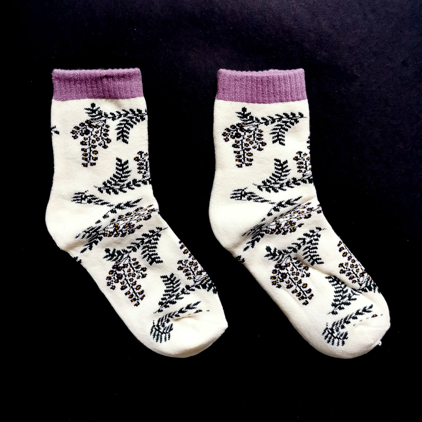 Chaussettes à fleurs violettes